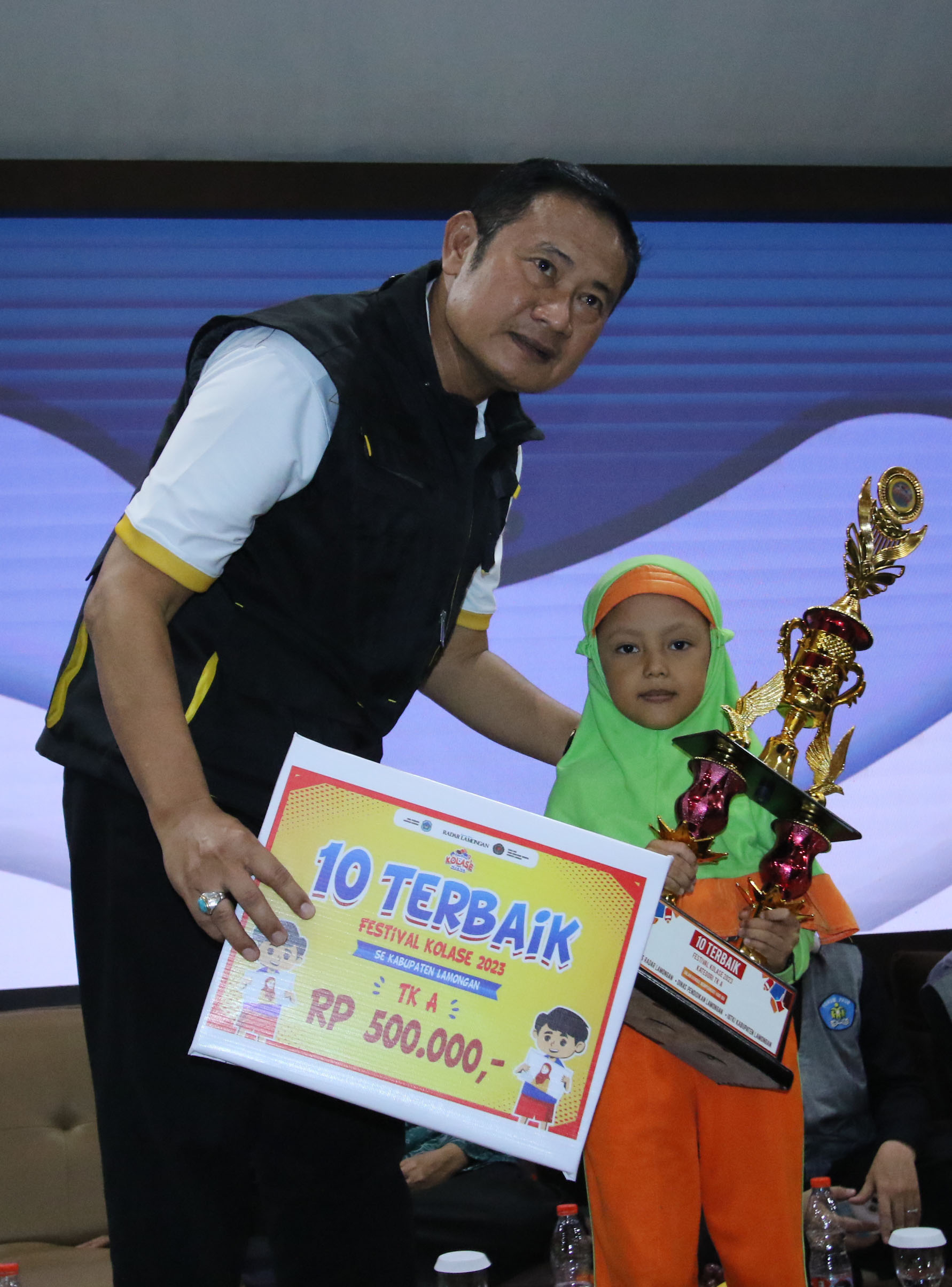 DAPAT PIALA: Bupati Yes bersama salah satu finalis Festival Kolase 2023. (ANJAR DWI PRADIPTA/RDR.LMG)