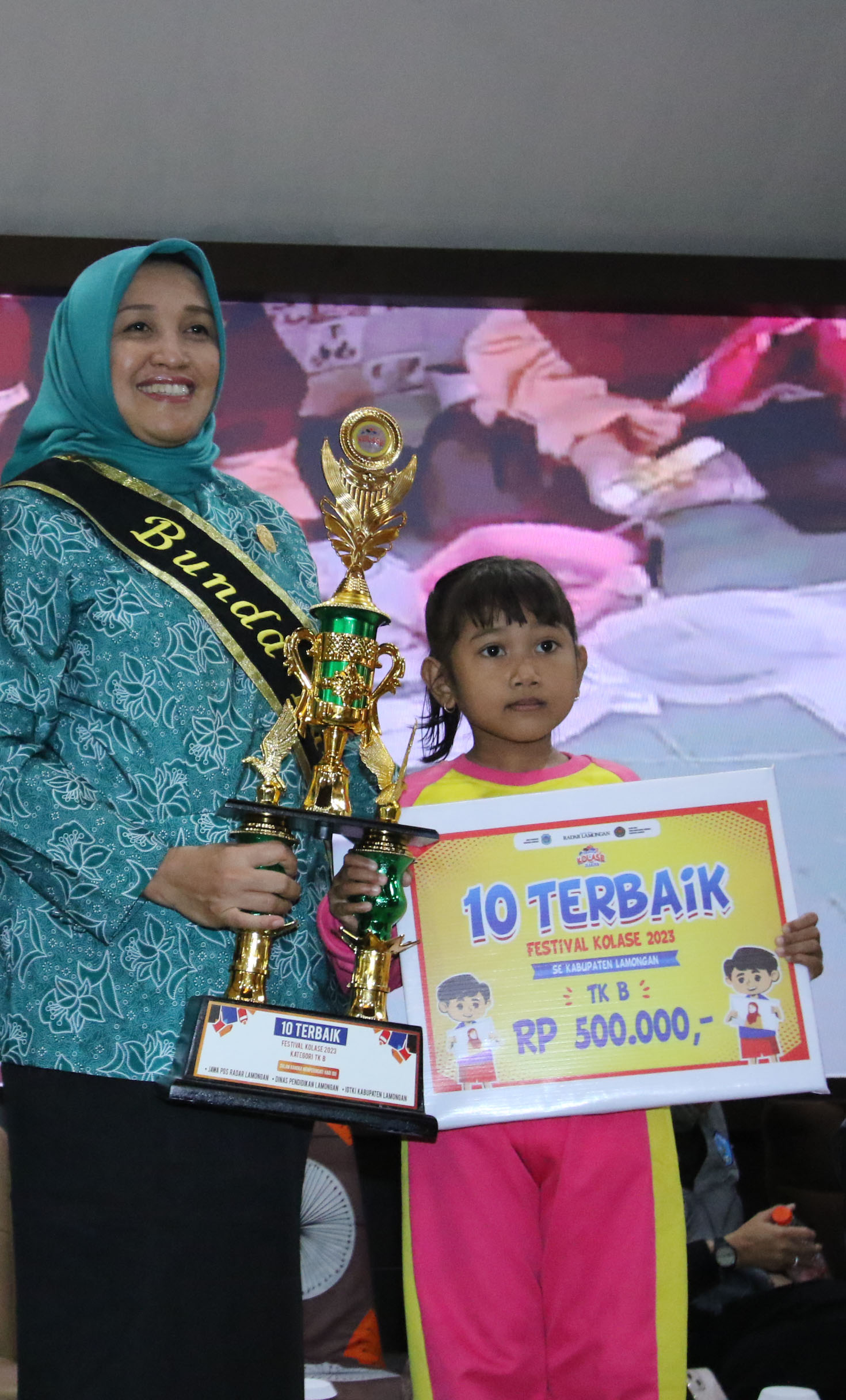 HADIR DI FESTIVAL KOLASE: Bunda PAUD Lamongan, Anis Yuhronur Efendi bersama salah satu finalis 10 terbaik Festival Kolase. (ANJAR DWI PRADIPTA/RDR.LMG)