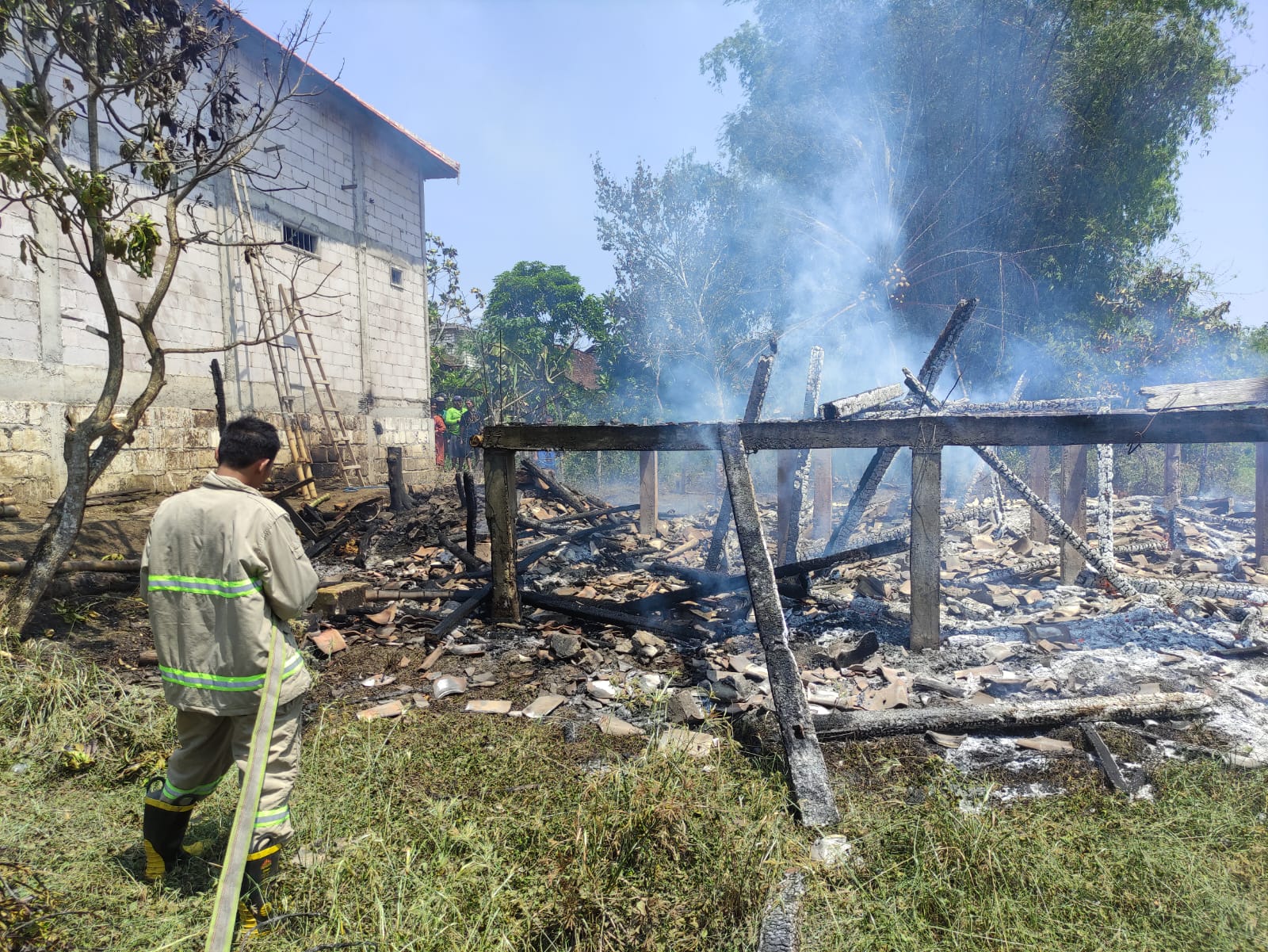 TINGGAL KERANGKA: Sisa bangunan milik Sokifah, warga Desa Gelap, Kecamatan Laren yang terbakar kemarin.
