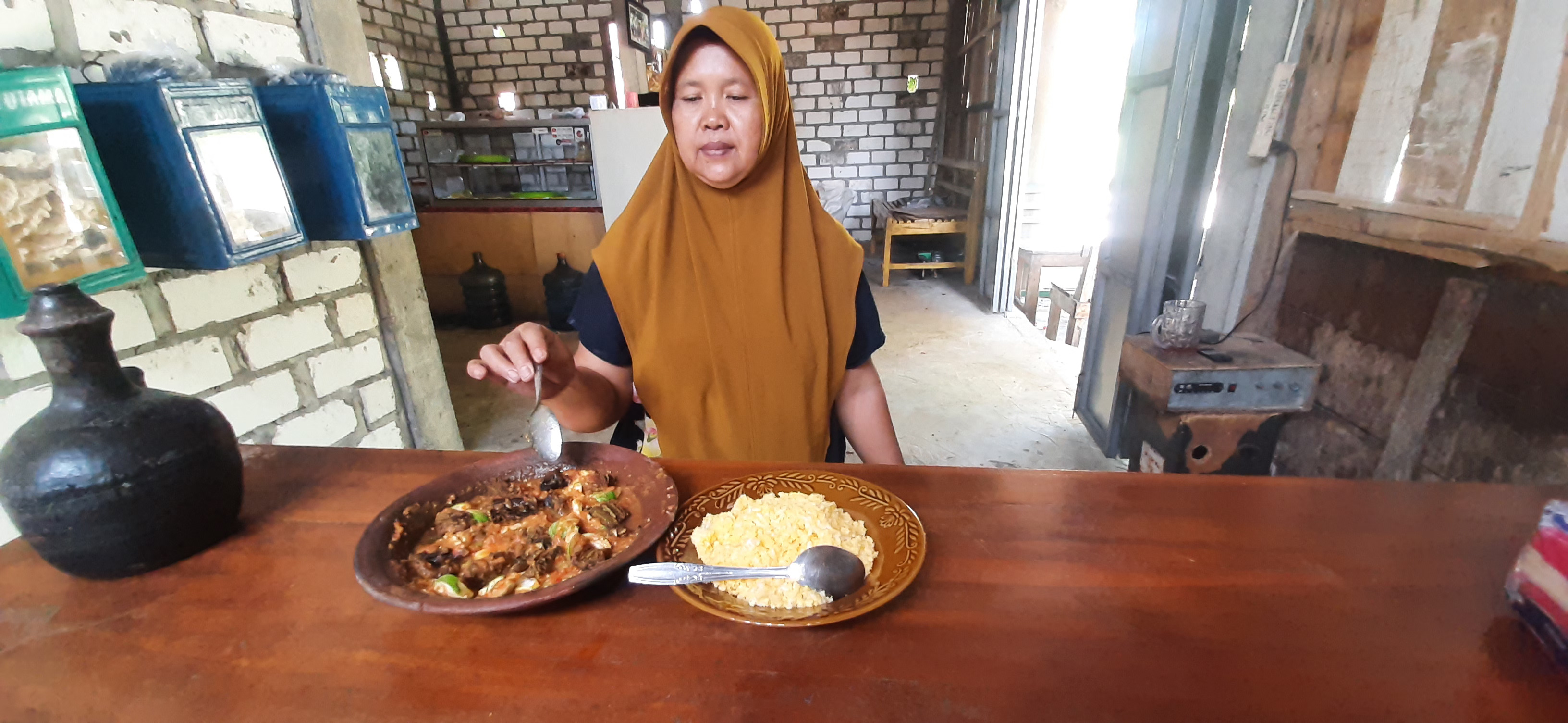 BELASAN TAHUN LAYANI PELANGGAN: Warung belut cumpleng milik Sulastri di Desa Bronjong, Kecamatan Bluluk.