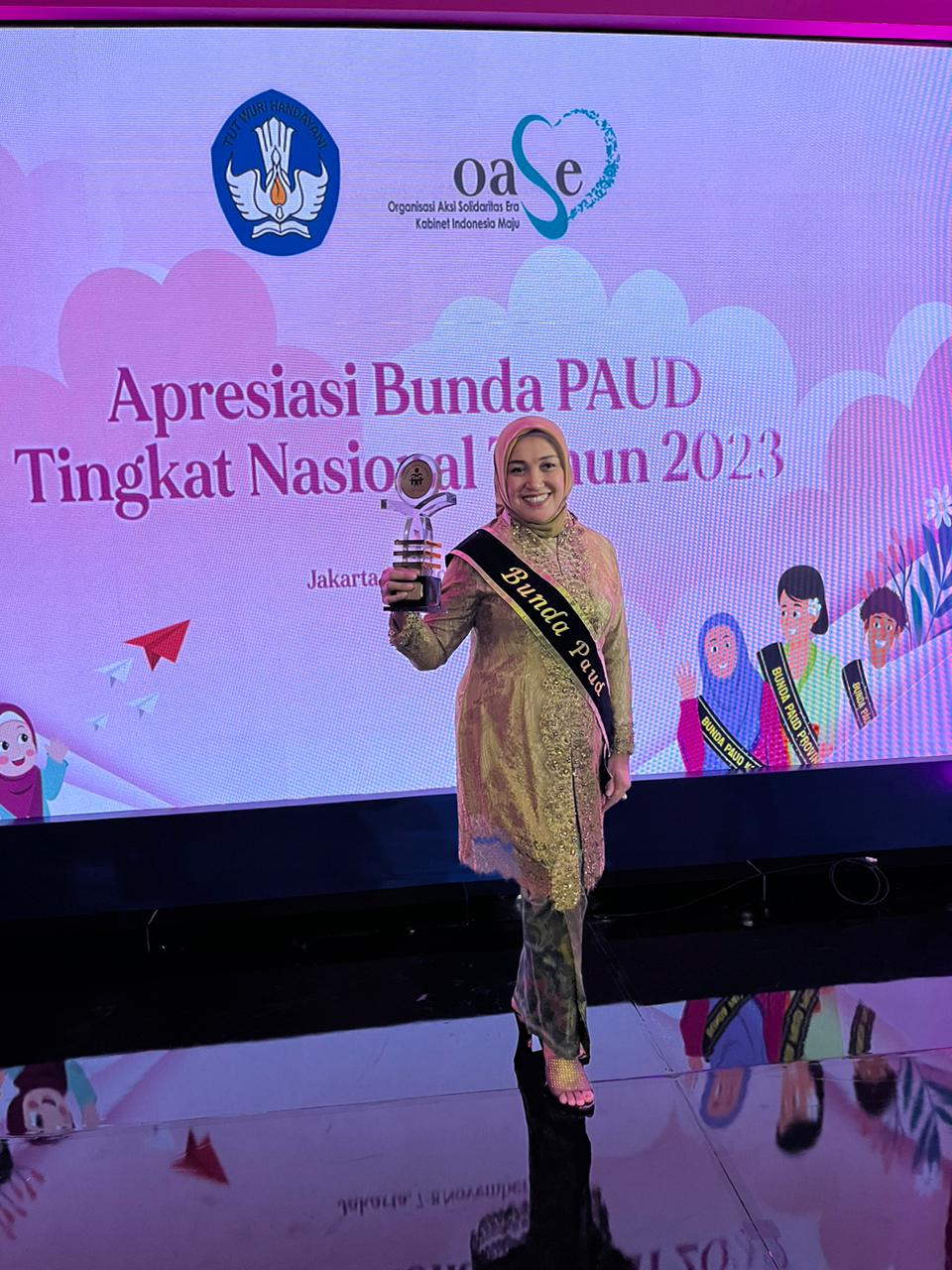 PENGHARGAAN WIDYA DHARMA UTAMA: Bunda PAUD Lamongan Anis Kartikawati Yuhronur Efendi menerima penghargaan tingkat nasional yang diserahkan Ibu Presiden RI, Iriana Joko Widodo.