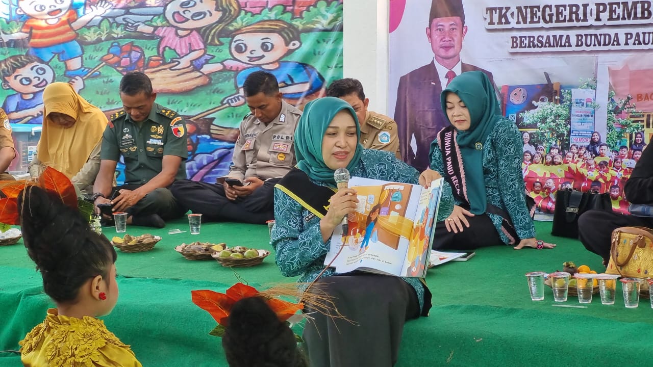 SAYANG ANAK: Bunda PAUD Lamongan Anis Kartikawati Yuhronur Efendi membacakan cerita kolam lele dalam kegiatan Gebyar Literasi Selasa Cegah Stunting.