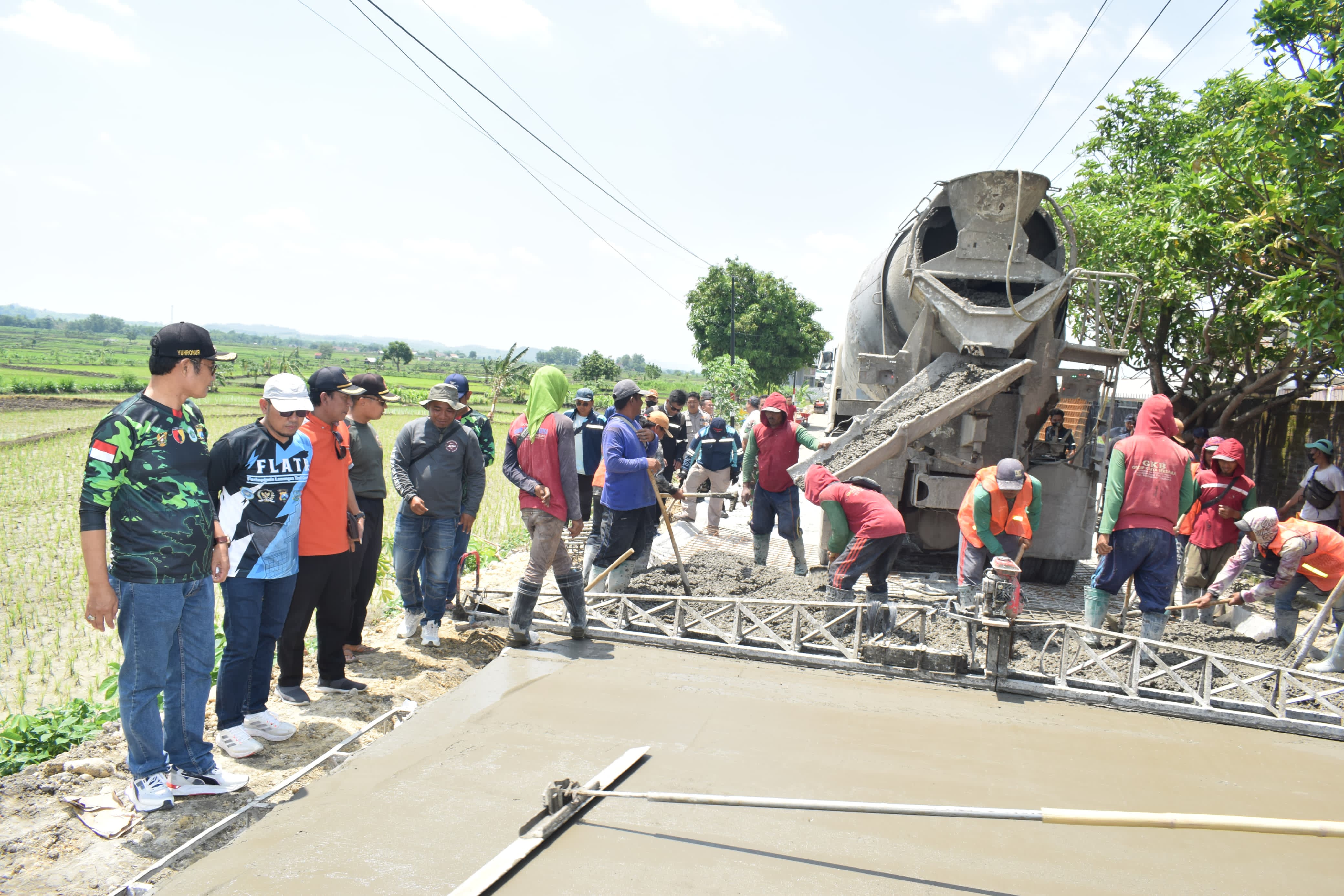 MELIHAT DARI DEKAT: Bupati Lamongan Yuhronur Efendi (kiri) melihat langsung pengecoran jalan di Sukorame &ndash; Slaji.
