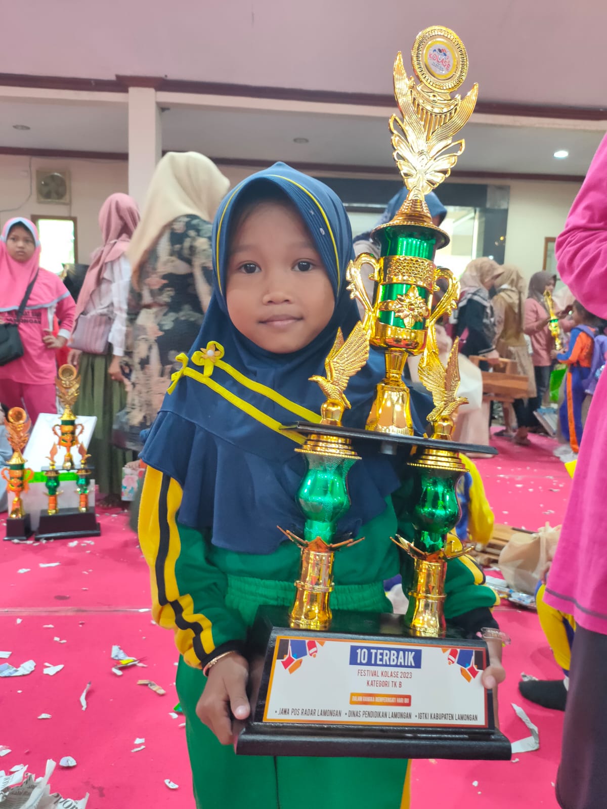 SUKA WARNA PINK: Atfah Dimah Azzahira, anak TK Tunas Bangsa Tlanak, Kecamatan Kedungpring, Lamongan.