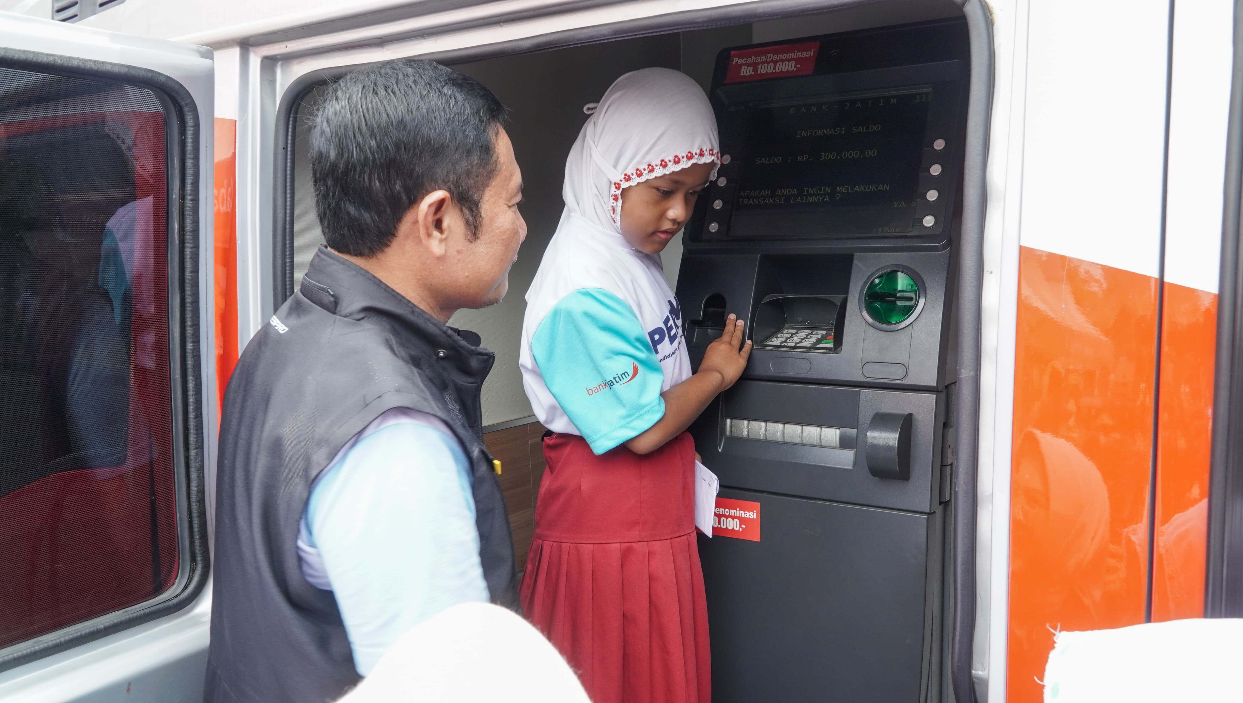 PEDULI PENDIDIKAN ANAK: Bupati Yes di acara Awardee Perintis di Alun - Alun Lamongan Kamis (28/12).
