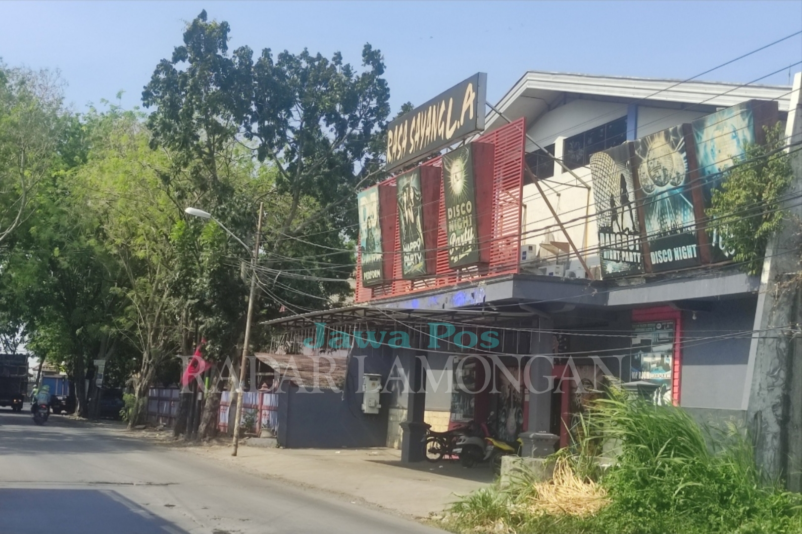ANTISIPASI: Satpol PP melayangkan surat imbauan agar tempat hiburan malam tidak beroperasi saat momen tahun baru. (FOTO : Anjar. / Radar Lamongan)