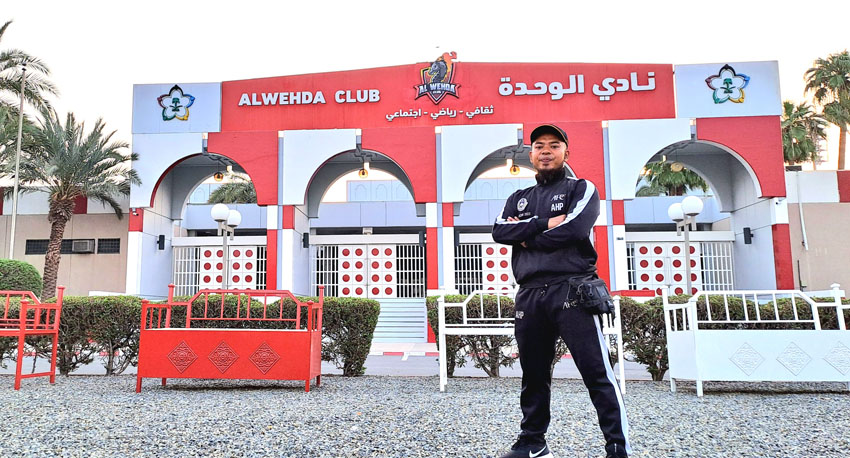 DARI SUGIO BERKARIR DI LUAR NEGERI: Agam Haris berfoto di markas Al Wehda Putri, klub yang bermain di Liga  Arab Saudi. (AGAM HARIS FOR JAWA POS RADAR LAMONGAN)