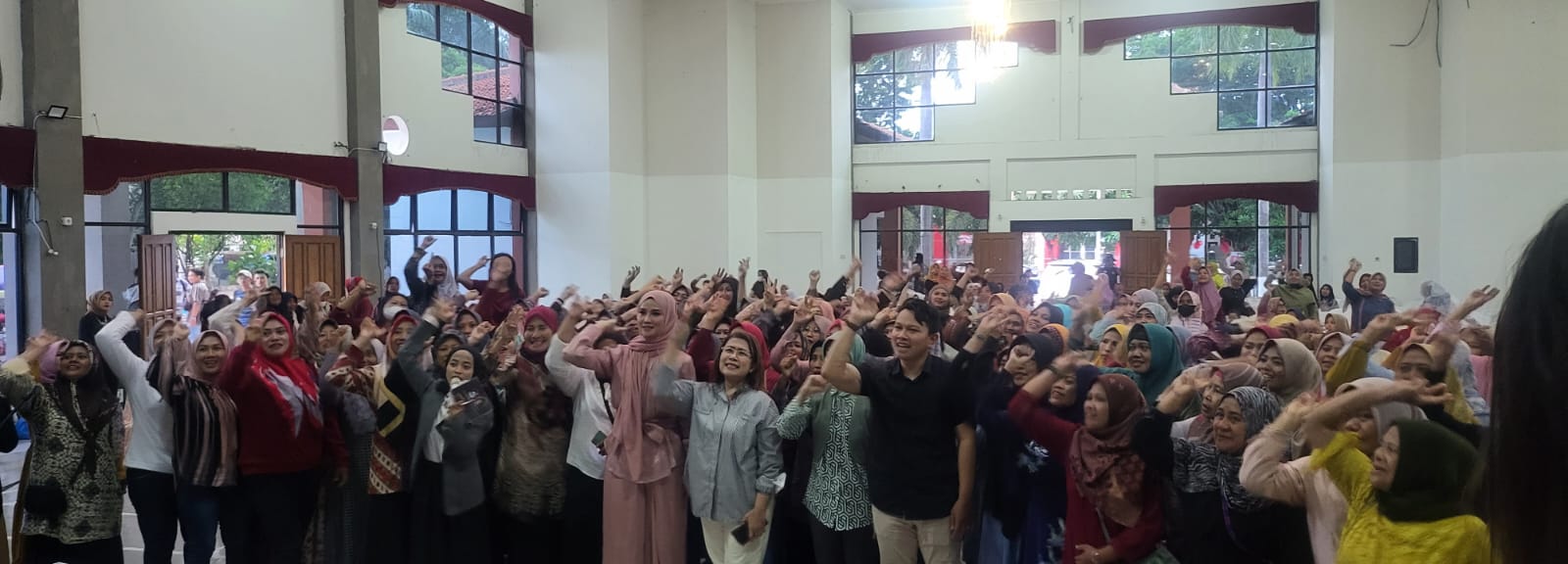 BERI DUKUNGAN: Perempuan Lamongan foto bersama setelah mengikuti diskusi bersama di gedung Korpri Lamongan. (ISTIMEWA/RDR.LMG)