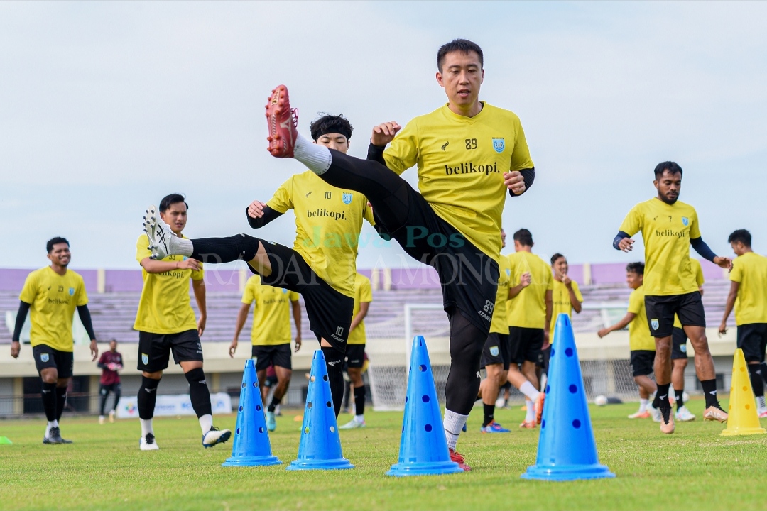 MAKIN SERIUS: Training Ground Lamongan sudah bisa menjadi tempat latihan bagi penggawa Persela. (FOTO : Ainul For Jawa Pos Radar Lamongan)
