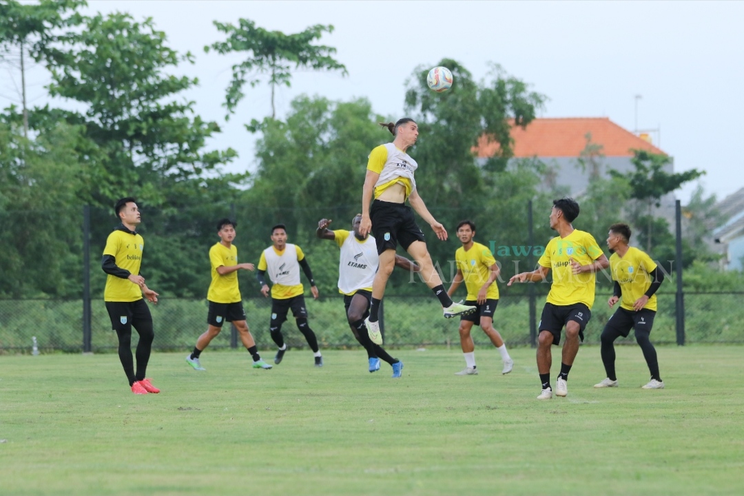 MASIH ADA KEKURANGAN: Penggawa Persela saat menjalani latihan di training ground Lapangan Gajahmada Lamongan. (FOTO: Anjar. / Radar Lamongan)