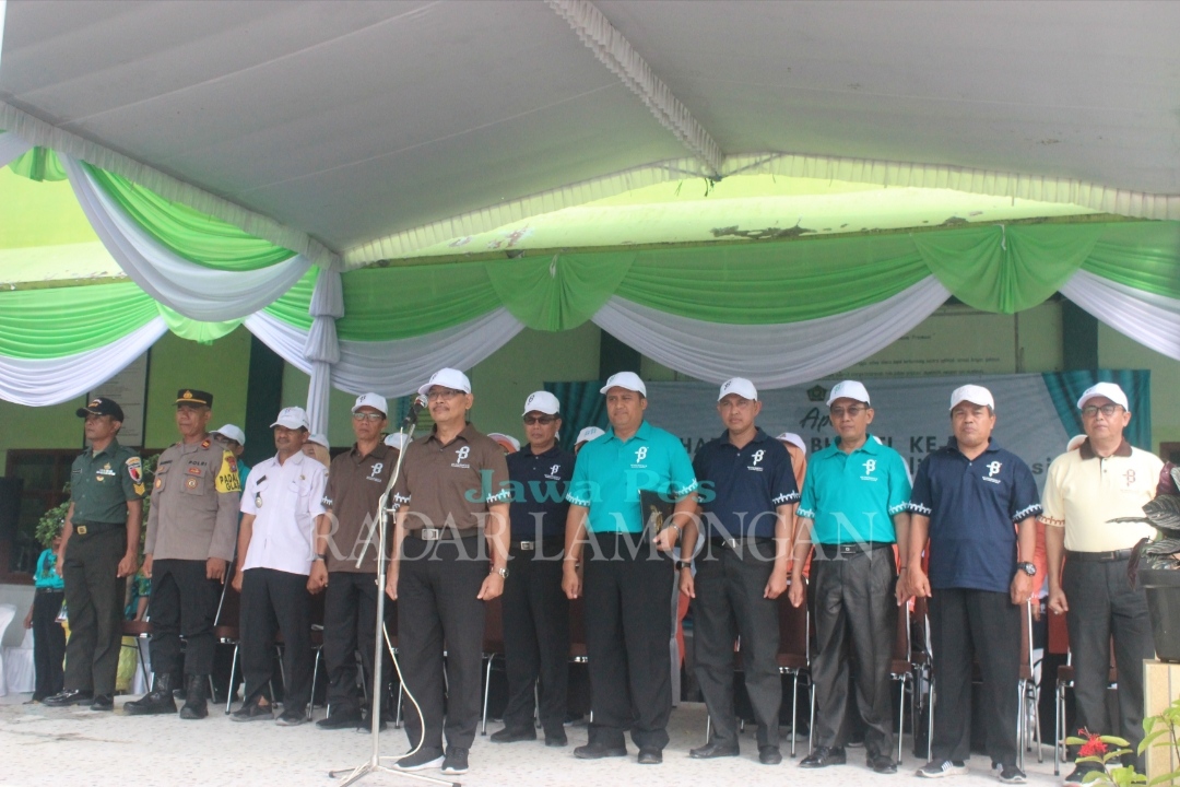 RAMAH: Kepala Kantor Kemenag Lamongan, Drs. H.M. Syamsuri, M. Pd saat memberikan sambutan. (FOTO : Asip. / Radar Lamongan)