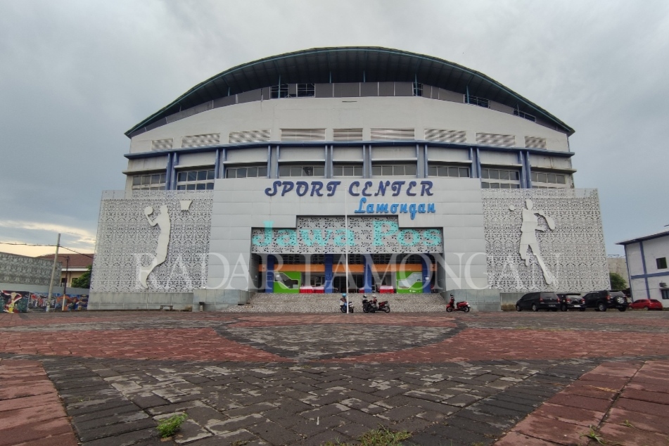 MENYESUAIKAN: Kenaikan target PAD Spor Center Lamongan (SCL) menjadi Rp 75 juta per tahun, membuat Dispora Lamongan menaikkan harga sewa hampir 50 persen. (FOTO: Anjar. / Radar Lamongan)
