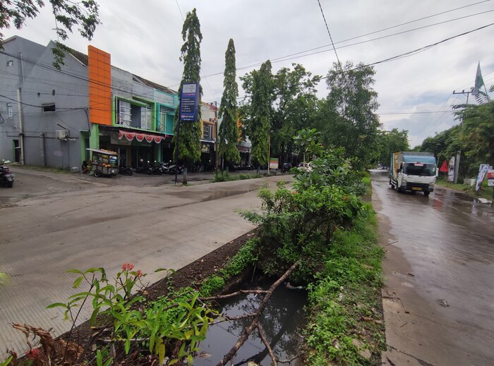 BAKAL DIKERUK: Kondisi saluran pembuangan air di Jalan Sunan Giri Lamongan.