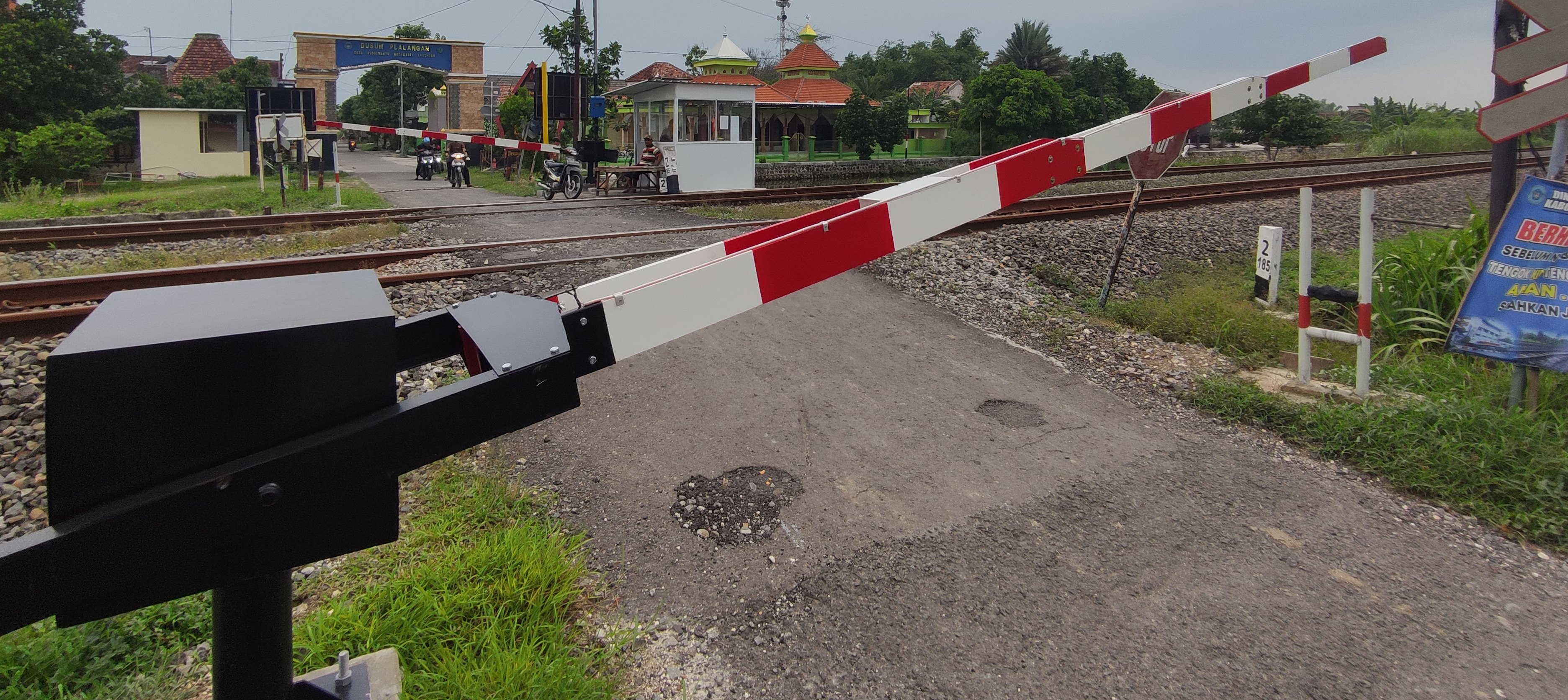 UNTUK CEGAH RISIKO KECELAKAAN: Salah satu palang pintu perlintasan KA yang ada. (ANJAR DWI PRADIPTA/RDR.LMG)