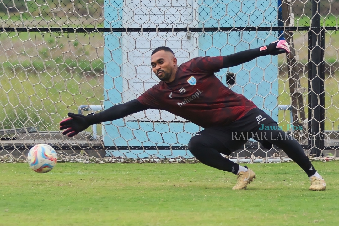 MAKIN DIPERCAYA: Samuel Reimas masih menjadi andalan di bawah mistar Persela menjalani laga 12 besar Liga 2. (FOTO: Anjar. / Radar Lamongan)