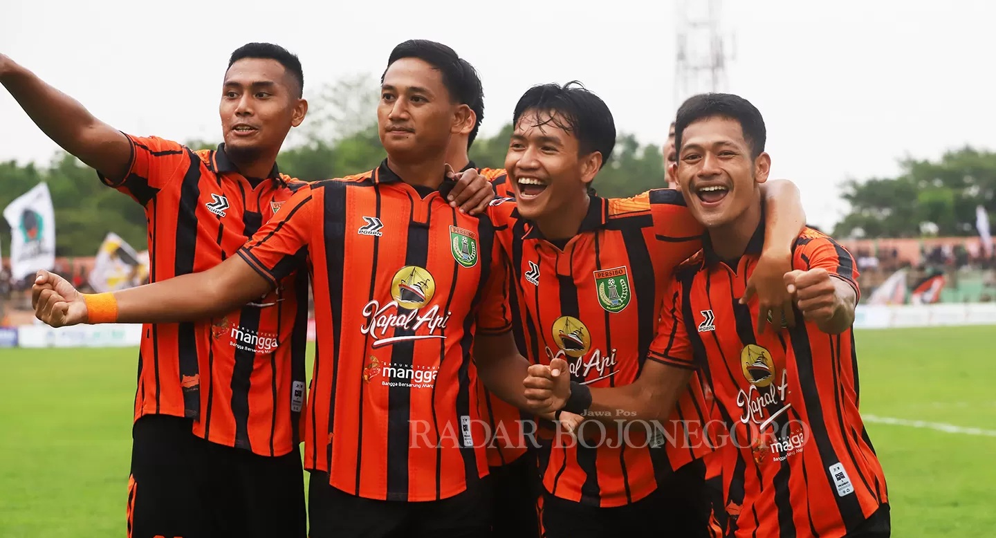 RAYAKAN KEMENANGAN: Pemain Persibo seusai mencetak gol ke gawang Persekama. (YUAN EDO/RDR.BJN)