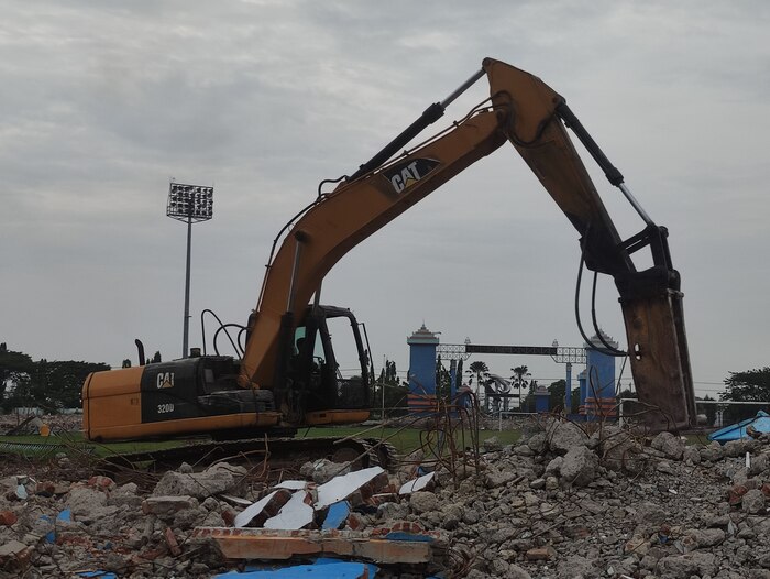 SEGERA DIBERSIHKAN: Pembongkaran Stadion Surajaya Lamongan sudah mencapai 90 persen lebih.