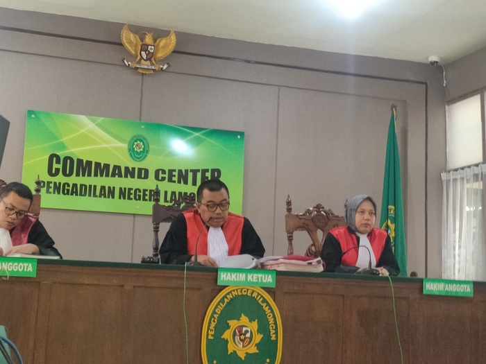 BERI PUTUSAN: majelis hakim Pengadilan Negeri Lamongan yang menyidangkan kasus dugaan penggelapan.