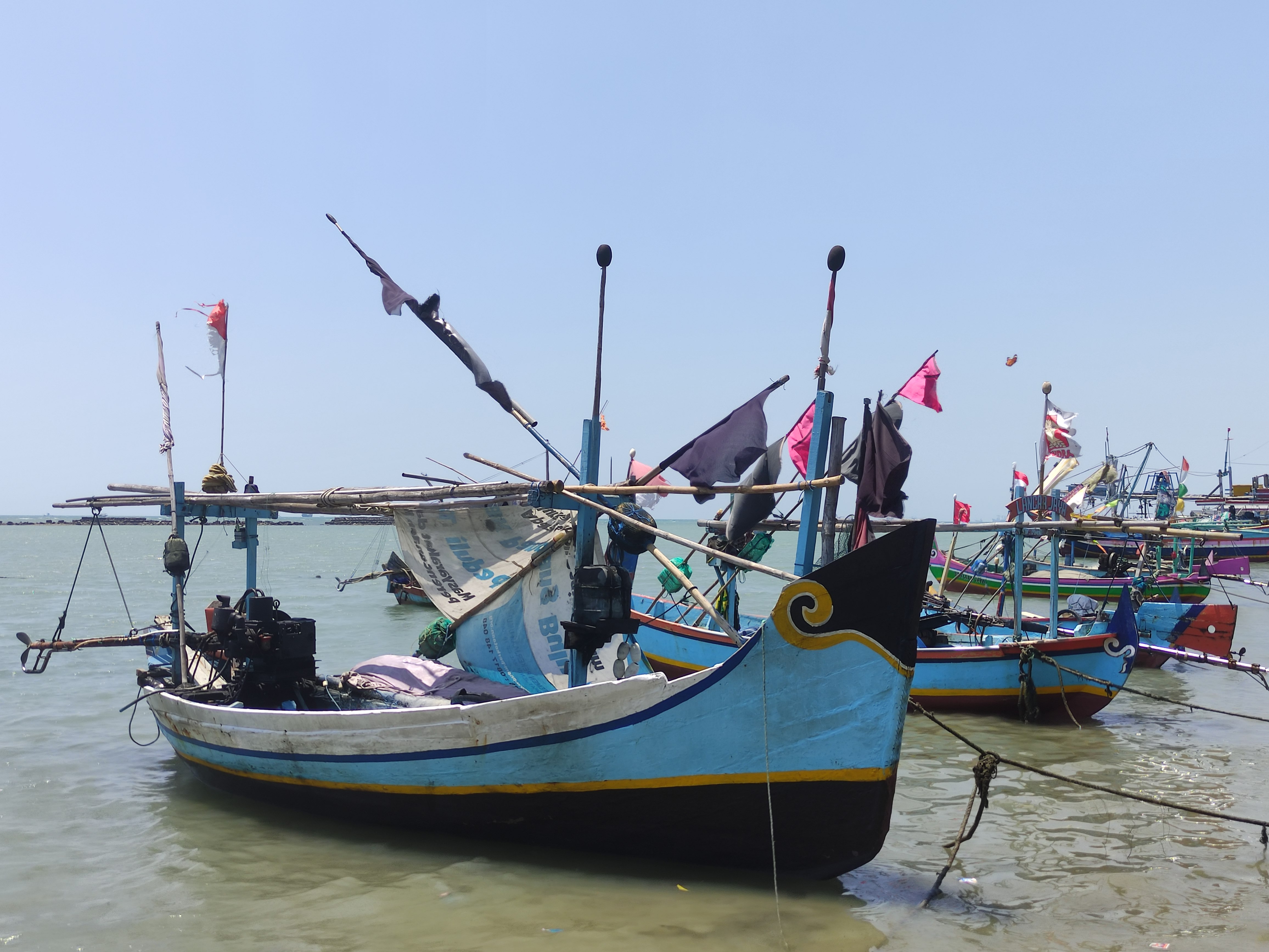 PRODUKSI IKAN LAUT MENINGKAT: Perahu nelayan yang disandarkan. Produksi ikan laut di tahun 2023 melebihi target. (ANJAR DWI PRADIPTA/RDR.LMG)