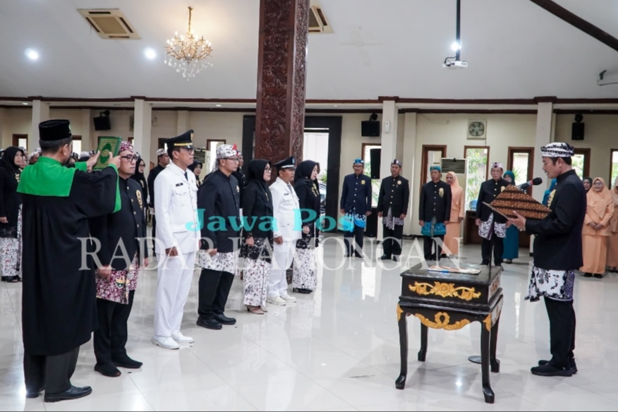 PENYEGARAN: Bupati Yes saat memimpin pengambilan sumpah jabatan di Pendopo Lokakantra, Selasa (9/1). (Istimewa. / Radar Lamongan)