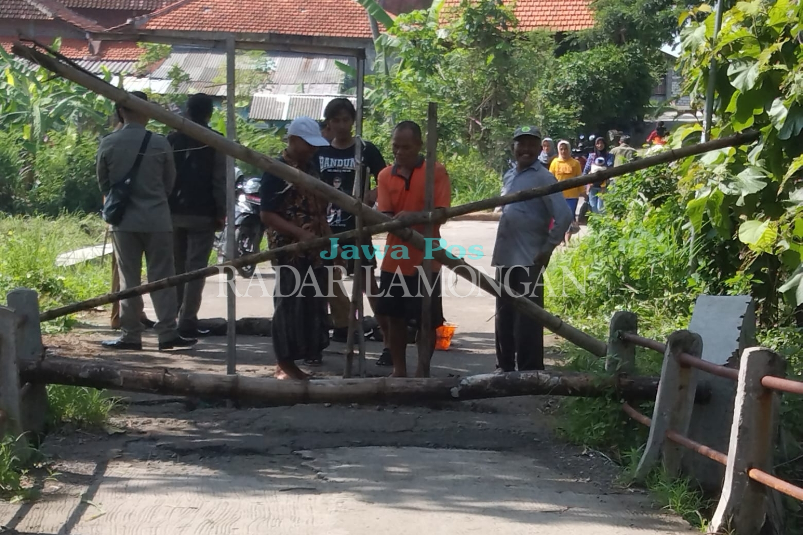ANTISIPASI: Jembatan Desa Sidomulyo ditutup sementara untuk menghindari hal yang tidak diinginkan. (Ist. / Radar Lamongan)