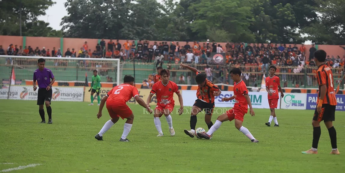 LOLOS DENGAN PREDIKAT JUARA GRUP GG: Pemain Persibo ketika menjalani laga 28 besar di Liga 3 Jatim. (RADAR BOJONEGORO)