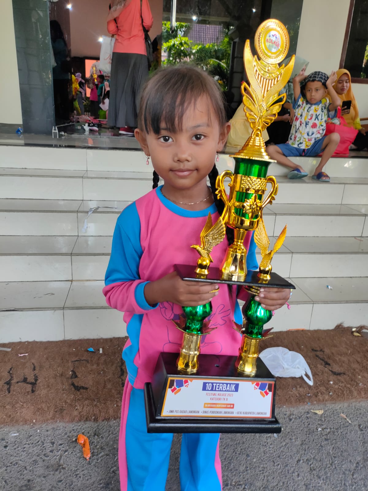 SENANG MAKAN BAKSO DAN SOTO: Sefta Nadania Arofah membawa piala 10 terbaik Festival Kolase 2023 kategori TK A. (IST/RDR.LMG)