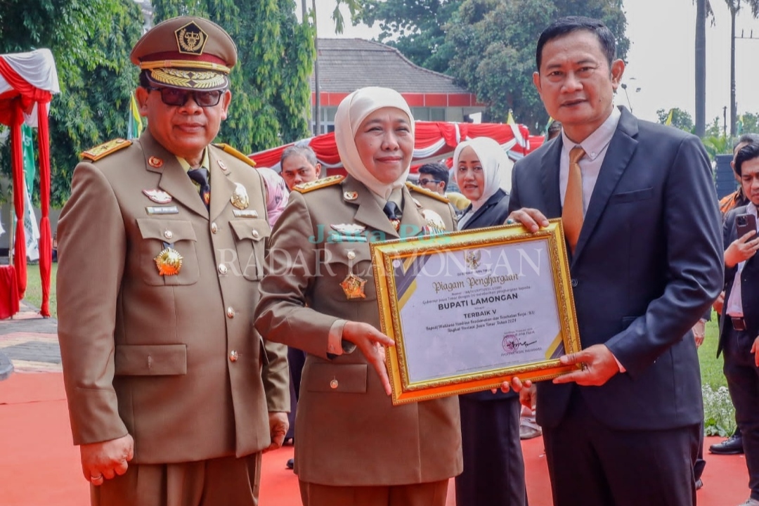 SELAMAT: Bupati Yes menerima penghargaan sebagai pembina K3 terbaik Jatim dari Gubernur Khofifah Indar Parawansa. (Ist. / Radar Lamongan)