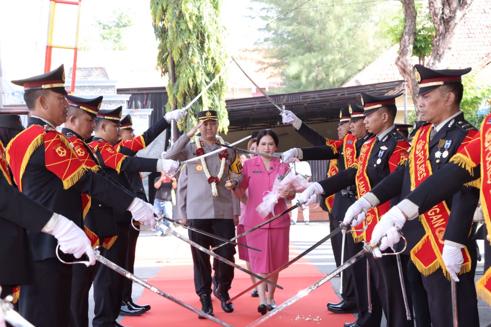 SELAMAT DATANG DI MAPOLRES LAMONGAN: Kedatangan Kapolres Lamongan AKBP Bobby Adimas Condro Putra bersama istri disambut dengan upacara pedang pora. (GAMAL A/RDR.LMG)
