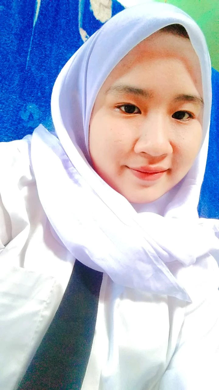 MAGANG DI KANTOR KEJARI LAMONGAN: Nadilla Faatimah Yahya ingin segera lulus dan mengikuti tes CPNS. (IST/RDR.LMG)