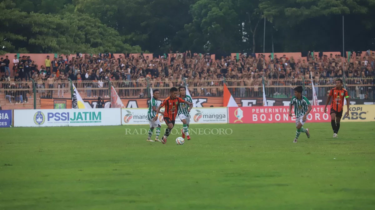 LOLOS 16 BESAR LIGA 3 JATIM: Pemain Persibo bermain di Stadion Letjen H Soedirman Bojonegoro. (RADAR BOJONEGORO)