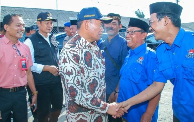 Menko PMK, Muhadjir Effendy, didampingi Bupati Lamongan, Yuhronur Efendi, kunjungi nelayan Lamongan (Prokopimkab Lamongan)