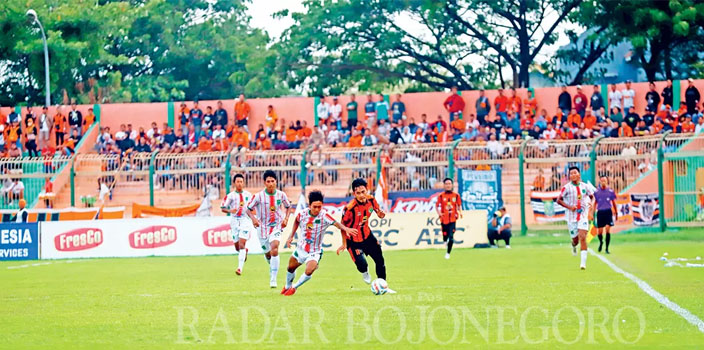 JADI TUAN RUMAH LAGI: Pemain Persibo saat memainkan laga di Stadion Letjen H Soedirman Bojonegoro. (RADAR BOJONEGORO)