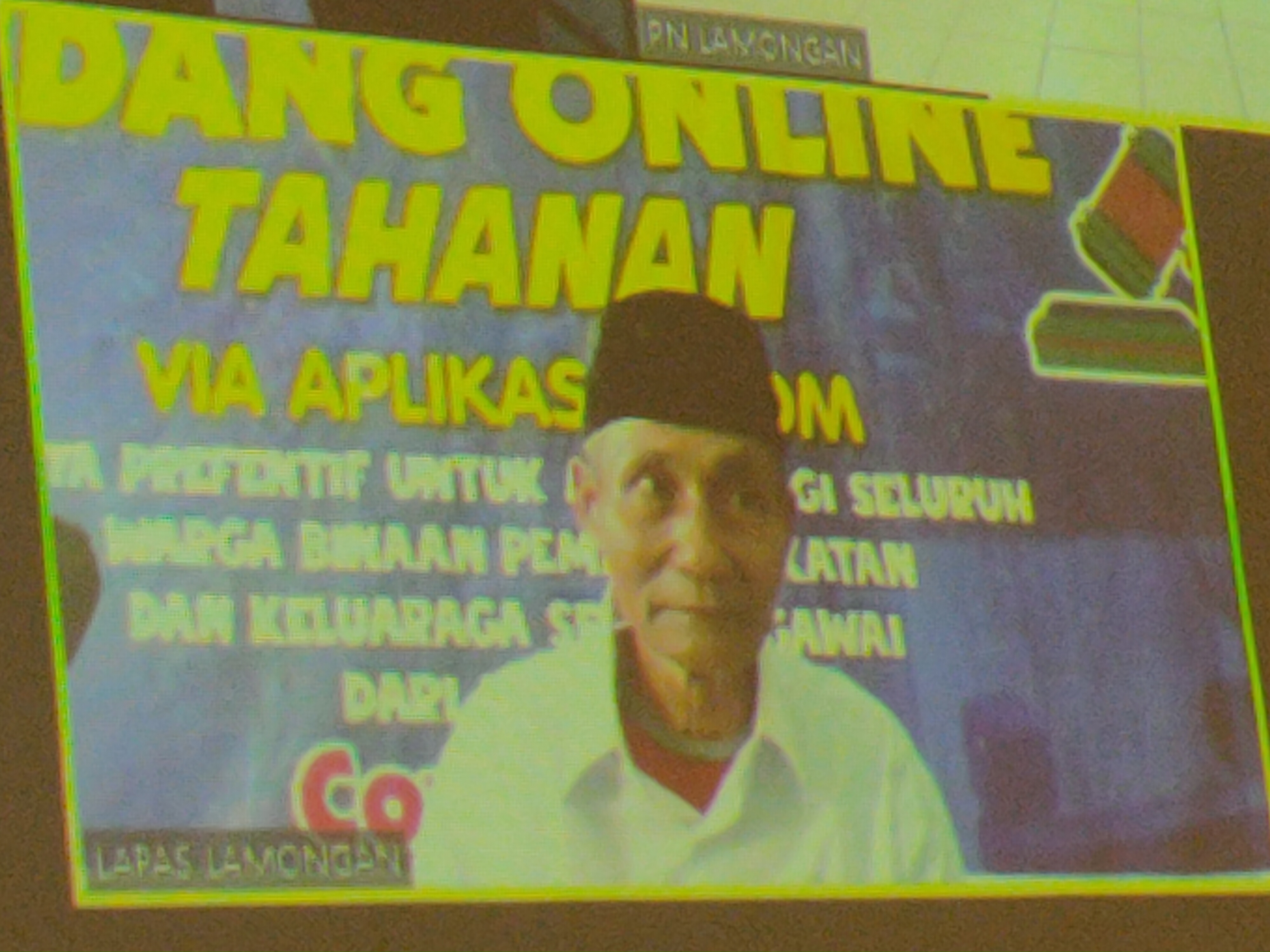 MEMOHON KERINGANAN: Sumaji menjalani sidang secara online di PN Lamongan, kemarin (15/1). (Ist. / Radar Lamongan)