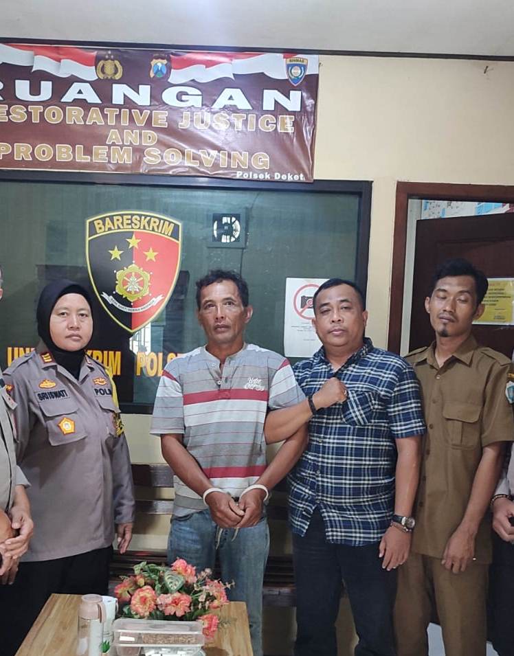 DIAMANKAN: Fauzi dikawal petugas saat di Mapolsek Deket karena kasus dugaan penganiayaan kepada anak dan istri. (IST/RDR.LMG)