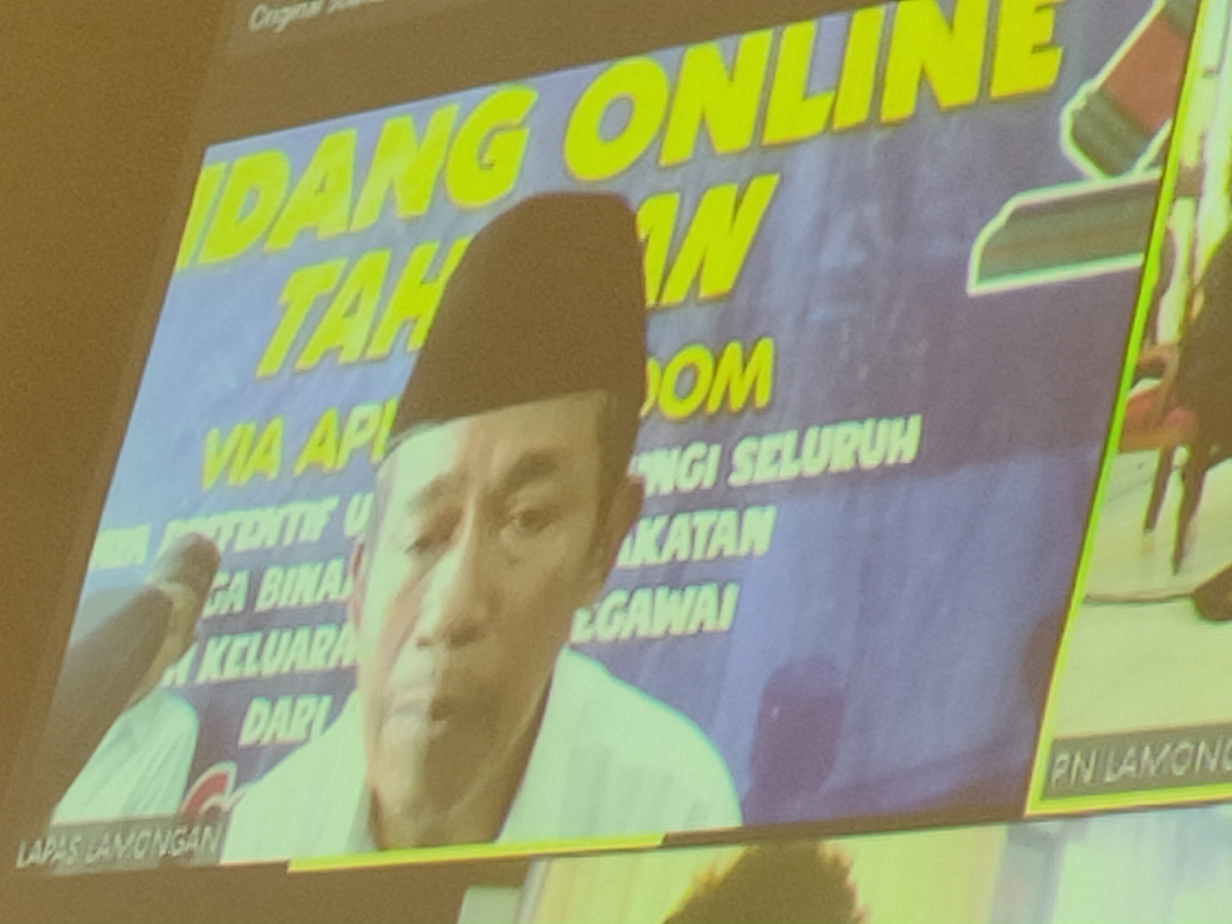 DITUNTUT TIGA TAHUN: Sakri menjalani sidang di Pengadilan Negeri Lamongan secara online Rabu, 17 Januari 2024. (IST/RDR.LMG)