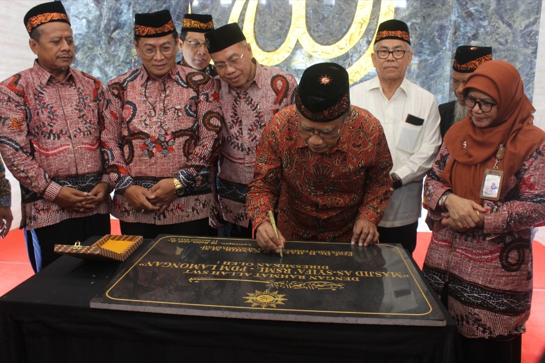 MEMBANGGAKAN : Ketua Umum Pimpinan Pusat (PP) Muhammadiyah, Prof Haedar Nasir, Meresmikan Masjid Asy-Syifa di RSML, Rabu (18/1) (Ist. / Radar Lamongan)