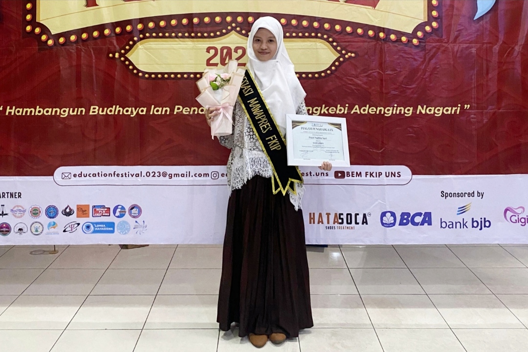 Yuk Putri Nurlita Sari Cewek Berdomisili di Kecamatan Deket Ini suka tuangkan ide dalam essay (Ist. /Radar Lamongan)