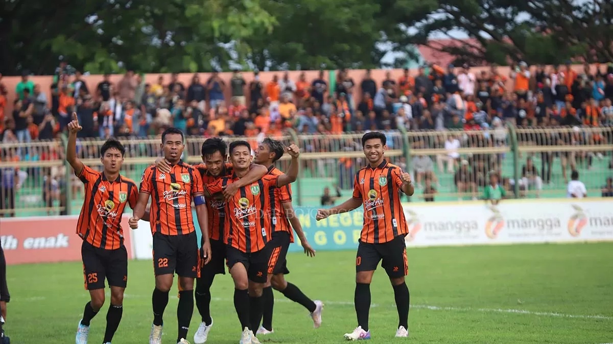 MENANG: Persibo merayakan gol di laga Liga 3 Jatim. (YUAN EDO/RDR.BOJONEGORO)