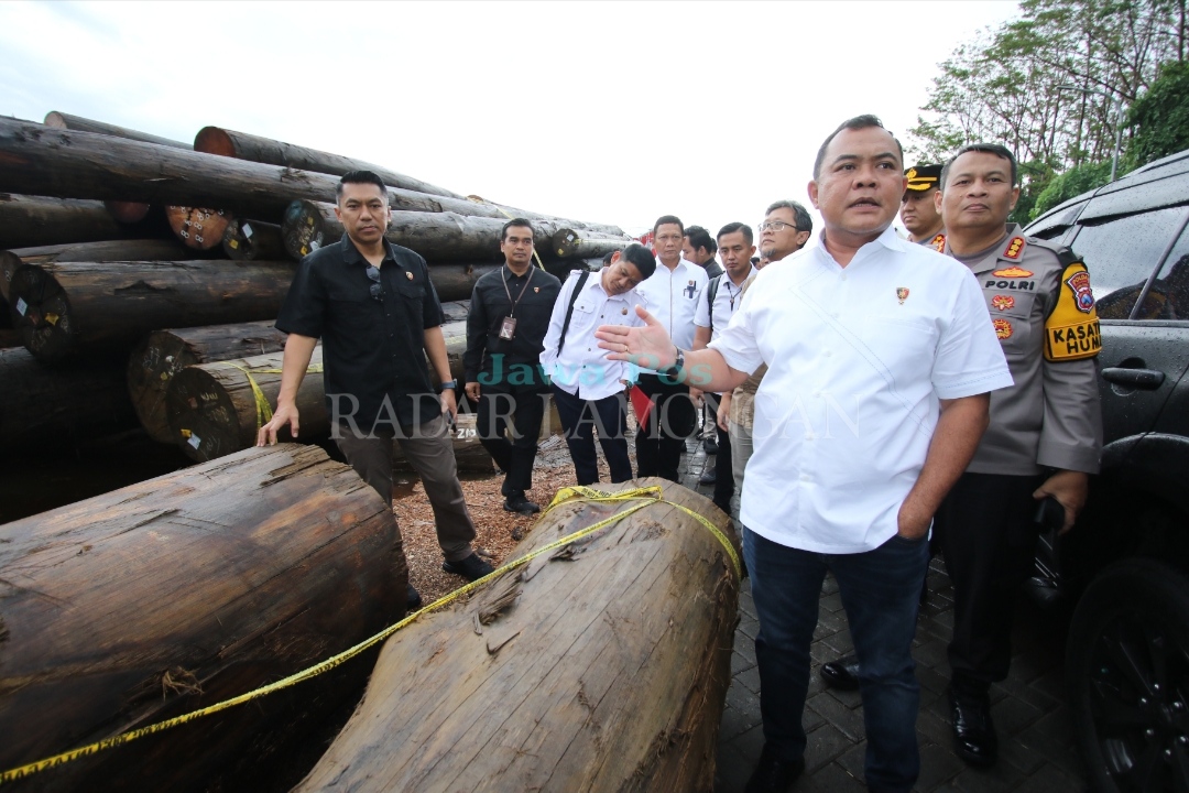 TERKUAK:  Dirtipidter Bareskrim Polri, Brigjen Pol. Nunung Syaifudin, menunjukkan beberapa barang bukti batangan potongan kayu ilegal yang sudah terlanjur dikirim ke PT KWI (Anjar.  / Rdr Lmg)