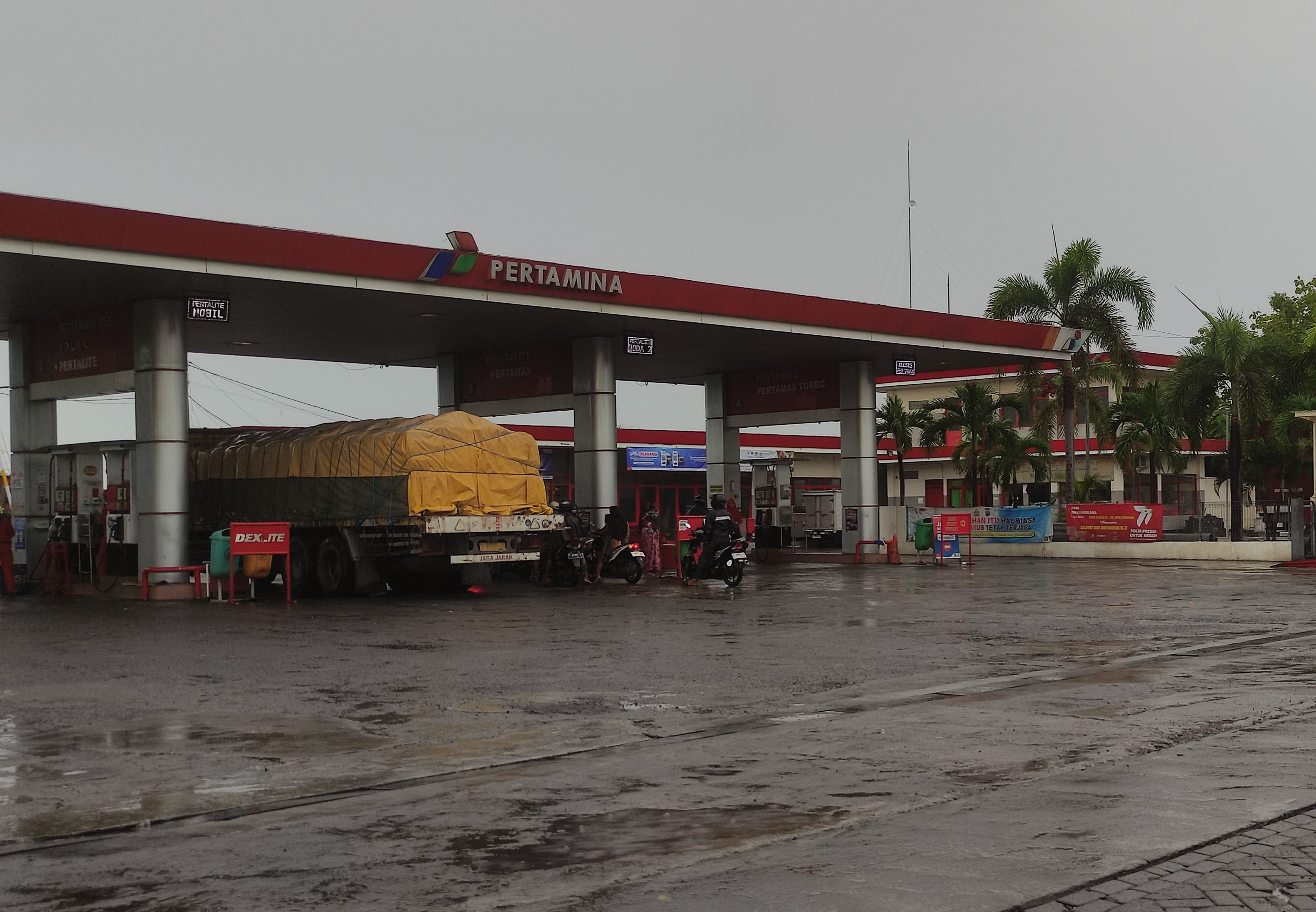 DIKUOTA:  Salah satu SPBU di Lamongan yang menjual pertalite. (ANJAR DWI PRADIPTA/RDR.LMG)