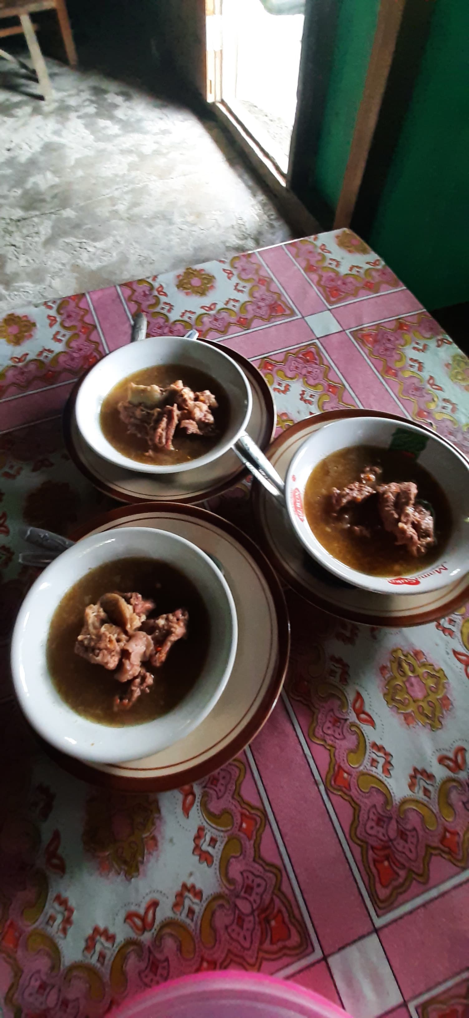MENGUNGGAH SELERA: Asem asem balungan yang siap dimakan. (GAMAL A/RDR.LMG)