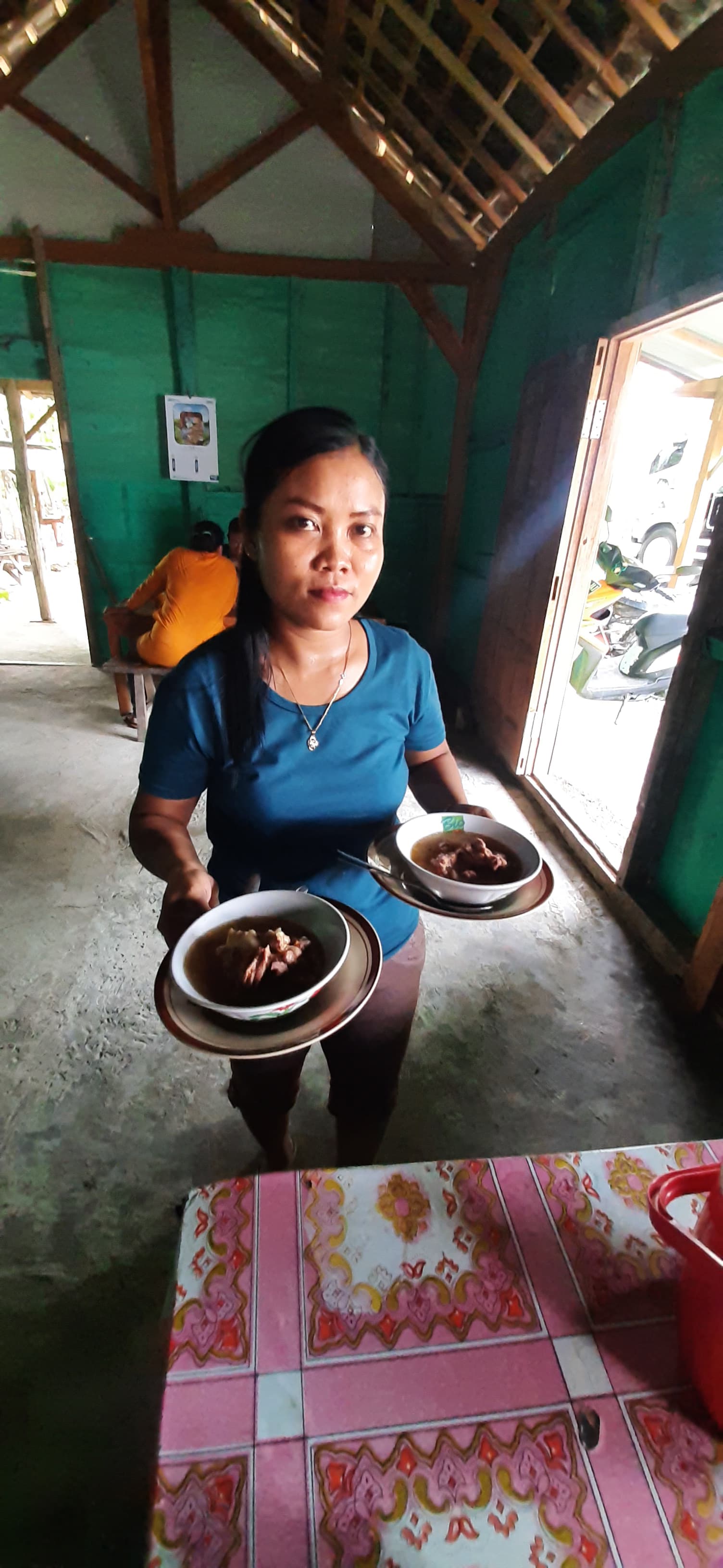 PINGGIR JALAN RAYA: Uryani menyajikan asem asem balungan sapi kepada pelanggannya. (GAMAL A/RDR.LMG)