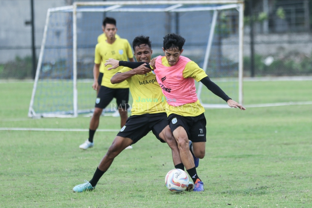 MATANGKAN PERSIAPAN: Skuad Persela harus melupakan kekalahan sebelumnya, dan fokus meraih kemenangan leg kedua Derby Jatim menjamu Deltras FC. (Anjar. / Radar Lamongan)