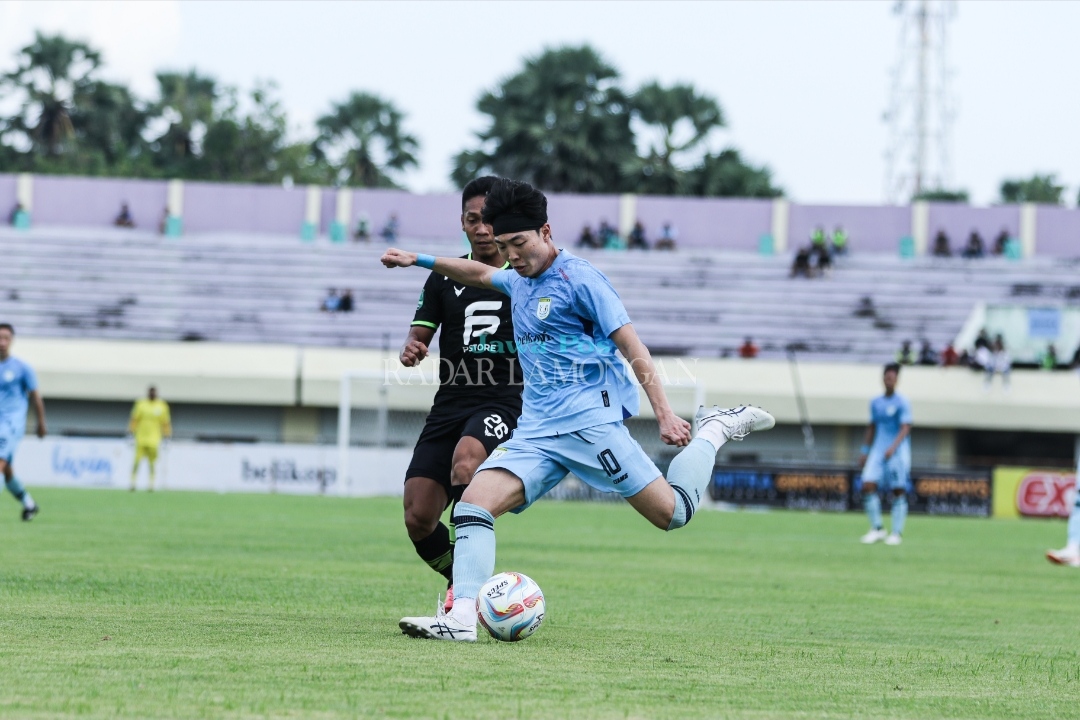 MAKSIMALKAN KESEMPATAN : Gelandang Asing Persela asal  Korea Selatan, Kim Do Hyun jadi tumpuan lini Persela saat Menghadapi Deltras FC (Anjar. / Radar Lamongan)