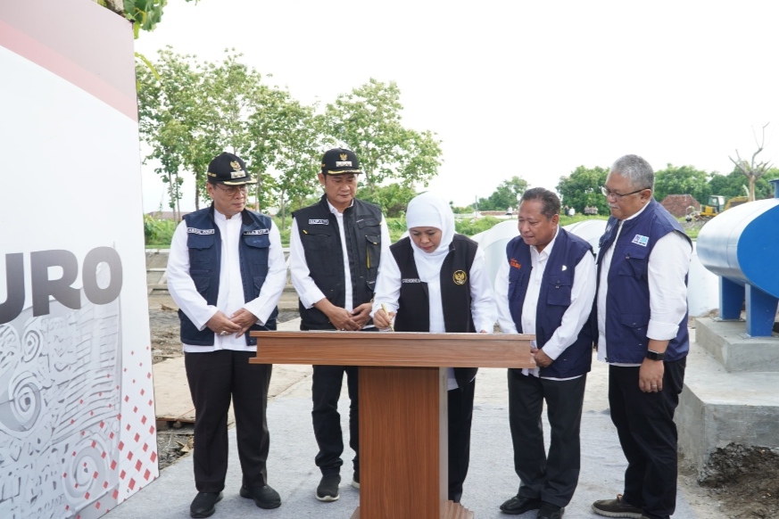 RESMI : Gubernur Jawa Timur, Khofifah Indar Parawansa, meresmikan pompa banjir kuro di Lamongan, Senin (22/1). (Humas Kominfo for Jawa Pos Radar Lamongan)