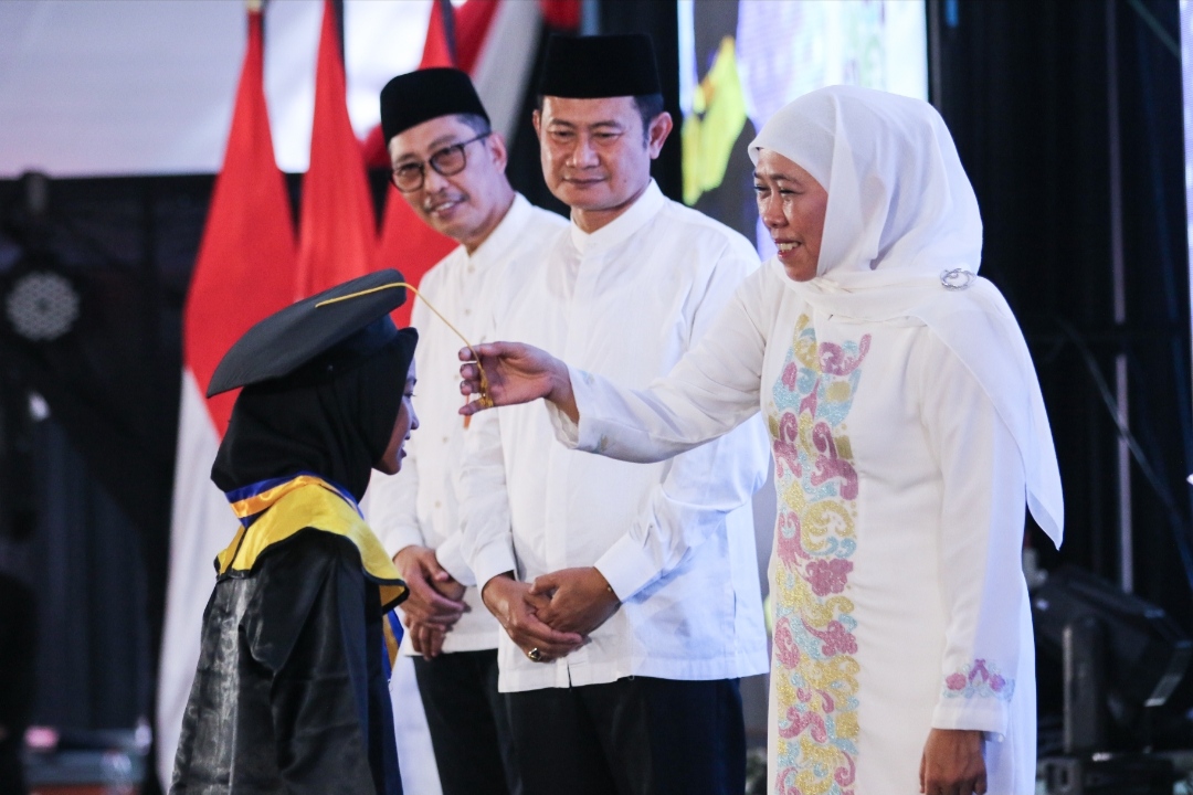 BANGGA : Gubernur Jatim, Khofifah Indar Parawansa didampingi Bupati Lamongan Mewisuda 3.964 Hafiz Quran, Senin (22/1). (Anjar. / Radar Lmg)