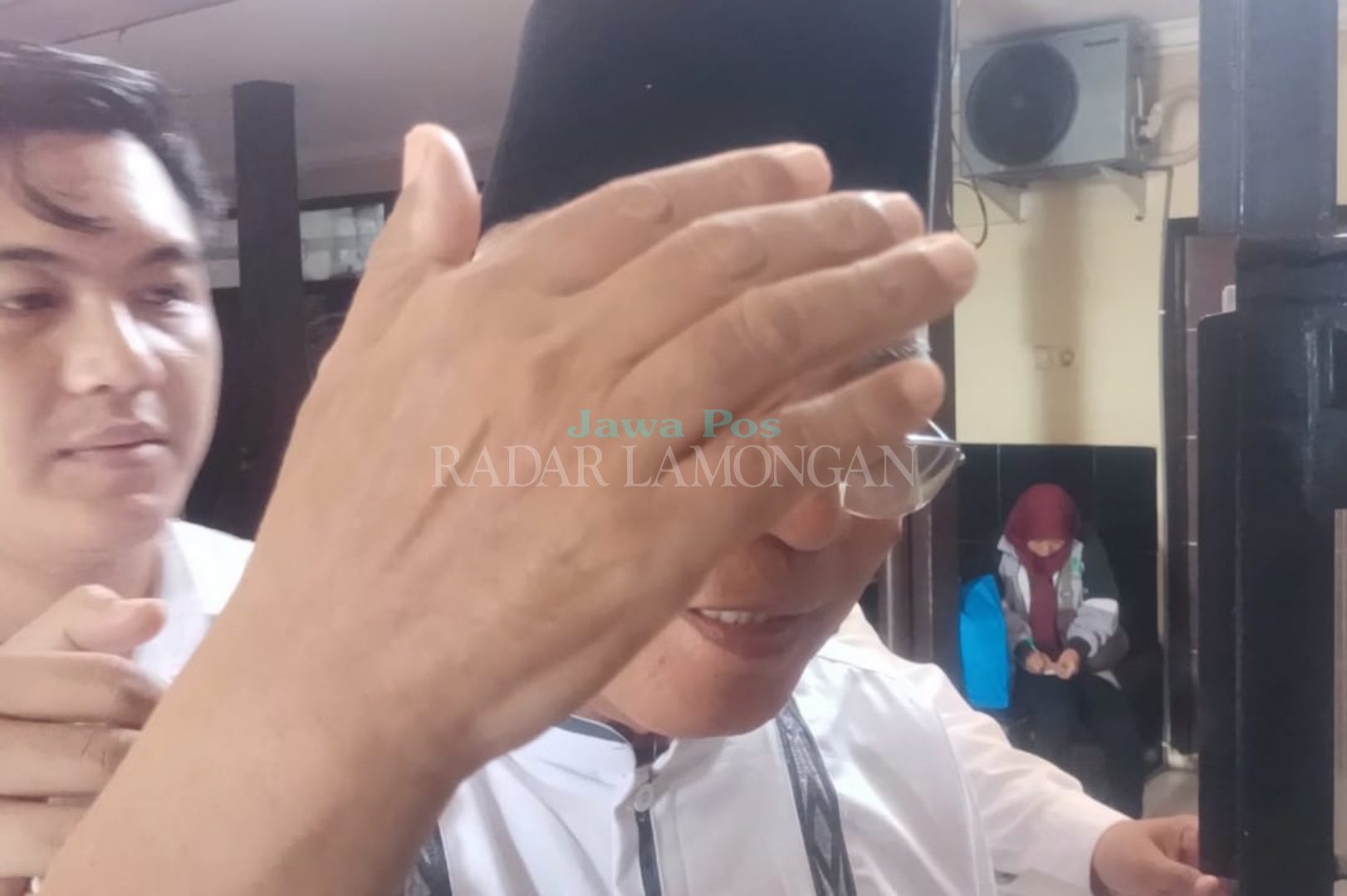 MASIH DITAHAN : Penyidik meminta penambahan penahanan kepada RA, 69 tahun, tersangka dugaan pencabulan kepada tiga santri di Kecamatan Deket (Gamal. / Radar Lamongan)