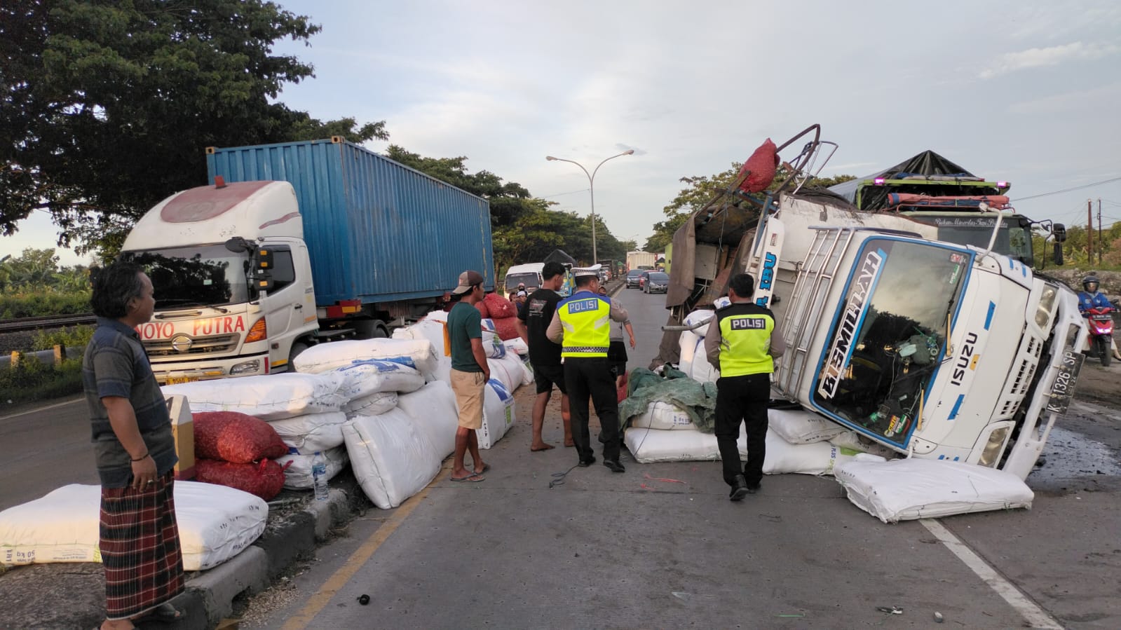 TERGULING: Truk yang terlibat kecelakaan di wilayah Polsek Babat Senin. (IST/RDR.LMG)