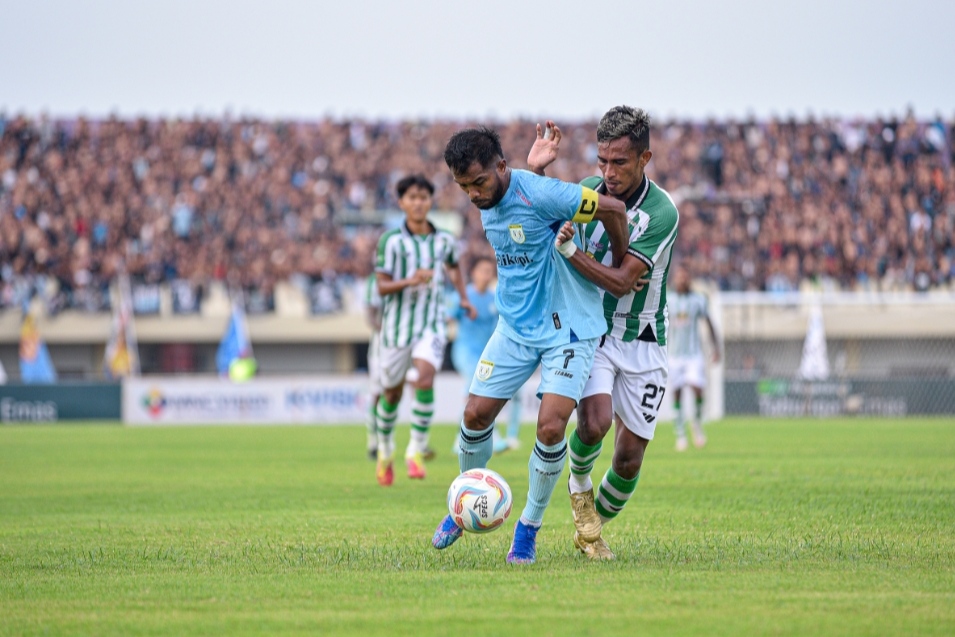 TANPA GOL : Kapten Persela, Zulham Zamrun, Berusaha Melewati Kawalan Pemain Deltras FC, Marsel Yusuf Usemehu (Persela FC For Jawa Pos Radar Lamongan)